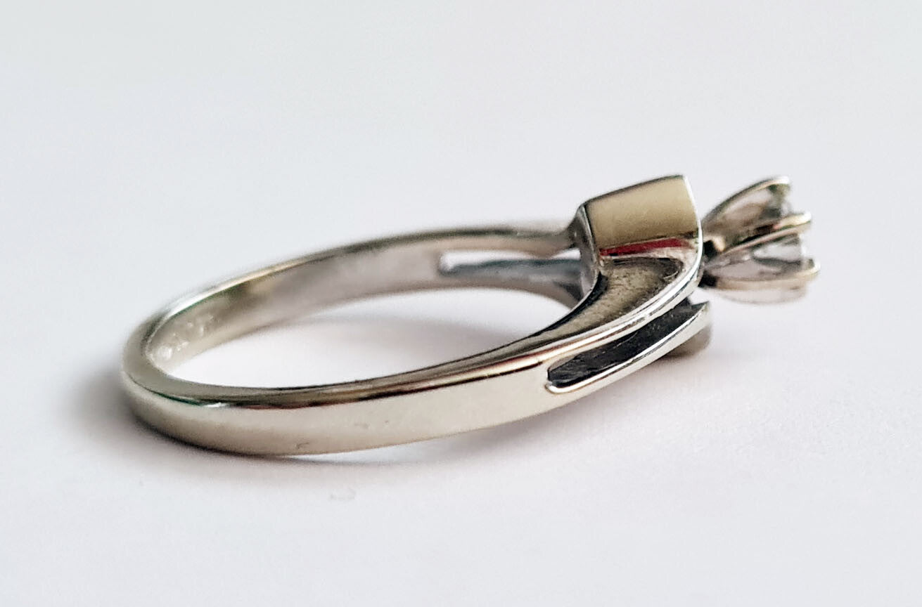 US 14k White Gold Wedding Ring Sz.5 set w. 1x Diamond 0.25ct.  (WMH)9f