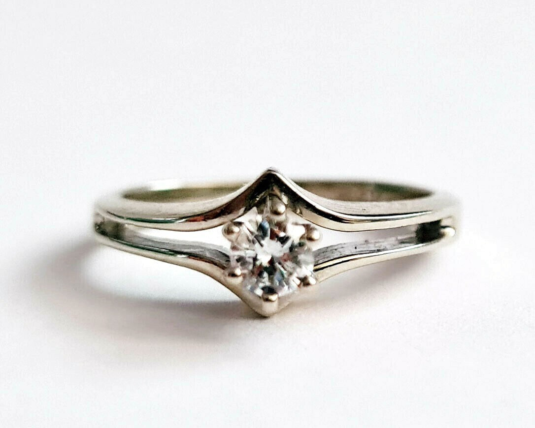 US 14k White Gold Wedding Ring Sz.5 set w. 1x Diamond 0.25ct.  (WMH)9f