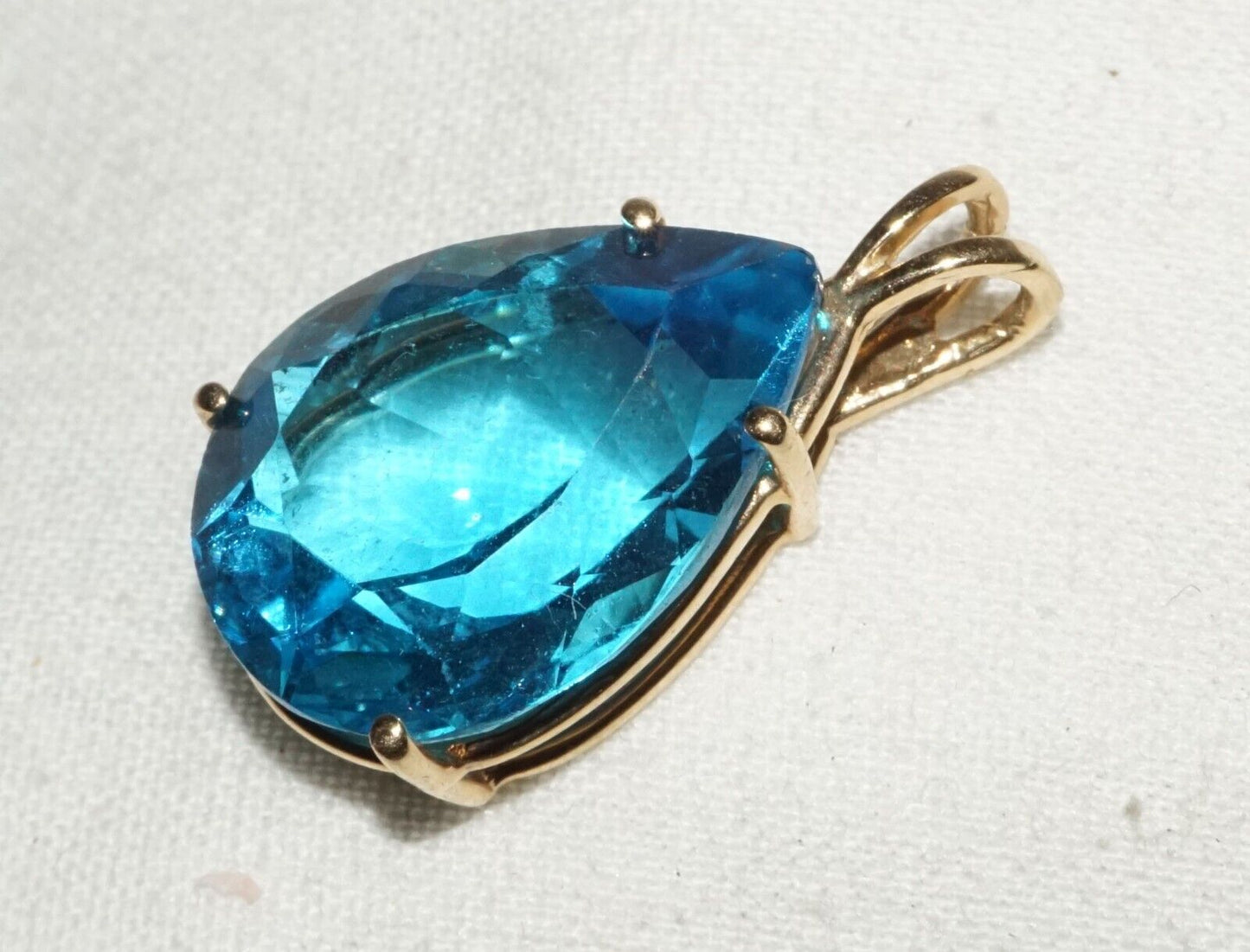 Vintage 14k Yellow Gold Pendant set w. Pear Shaped Blue Topaz Accent (TuD)