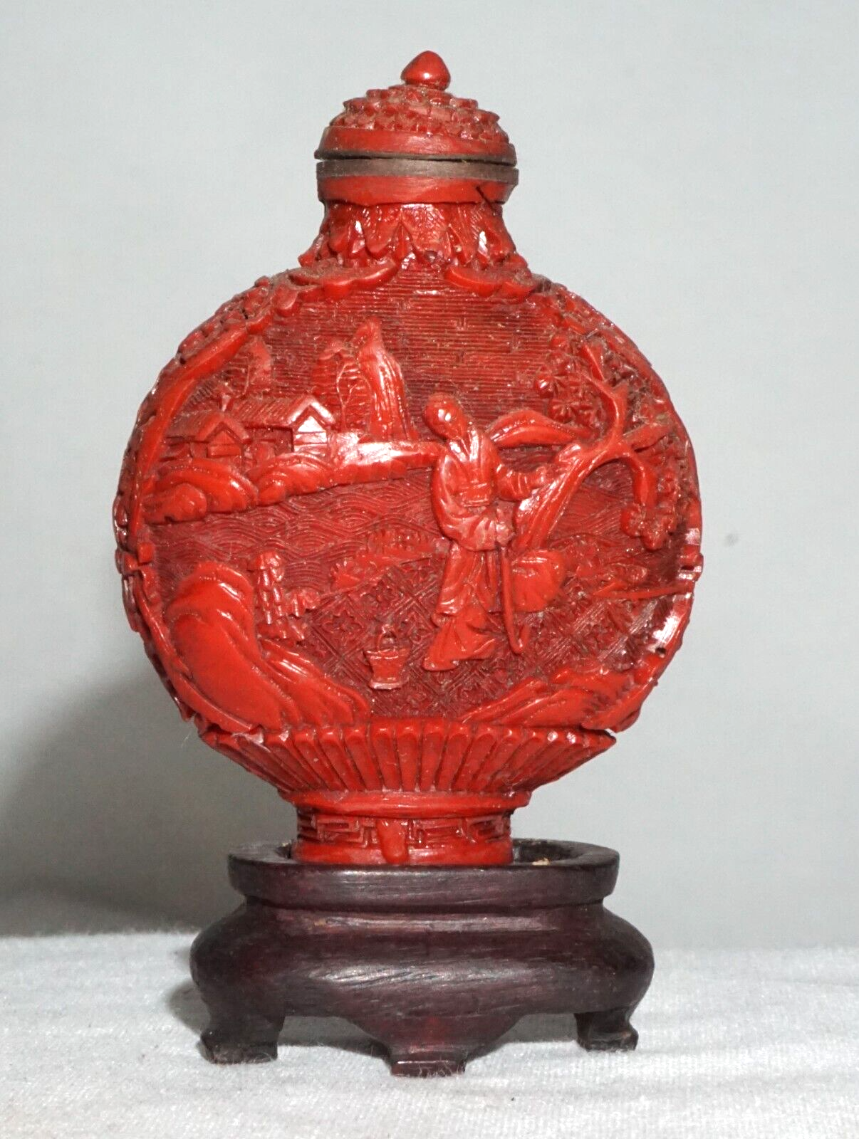 Vtg Chinese Cinnabar Style Snuff Bottle w Molded Figure Motif Reign (LLA) IC