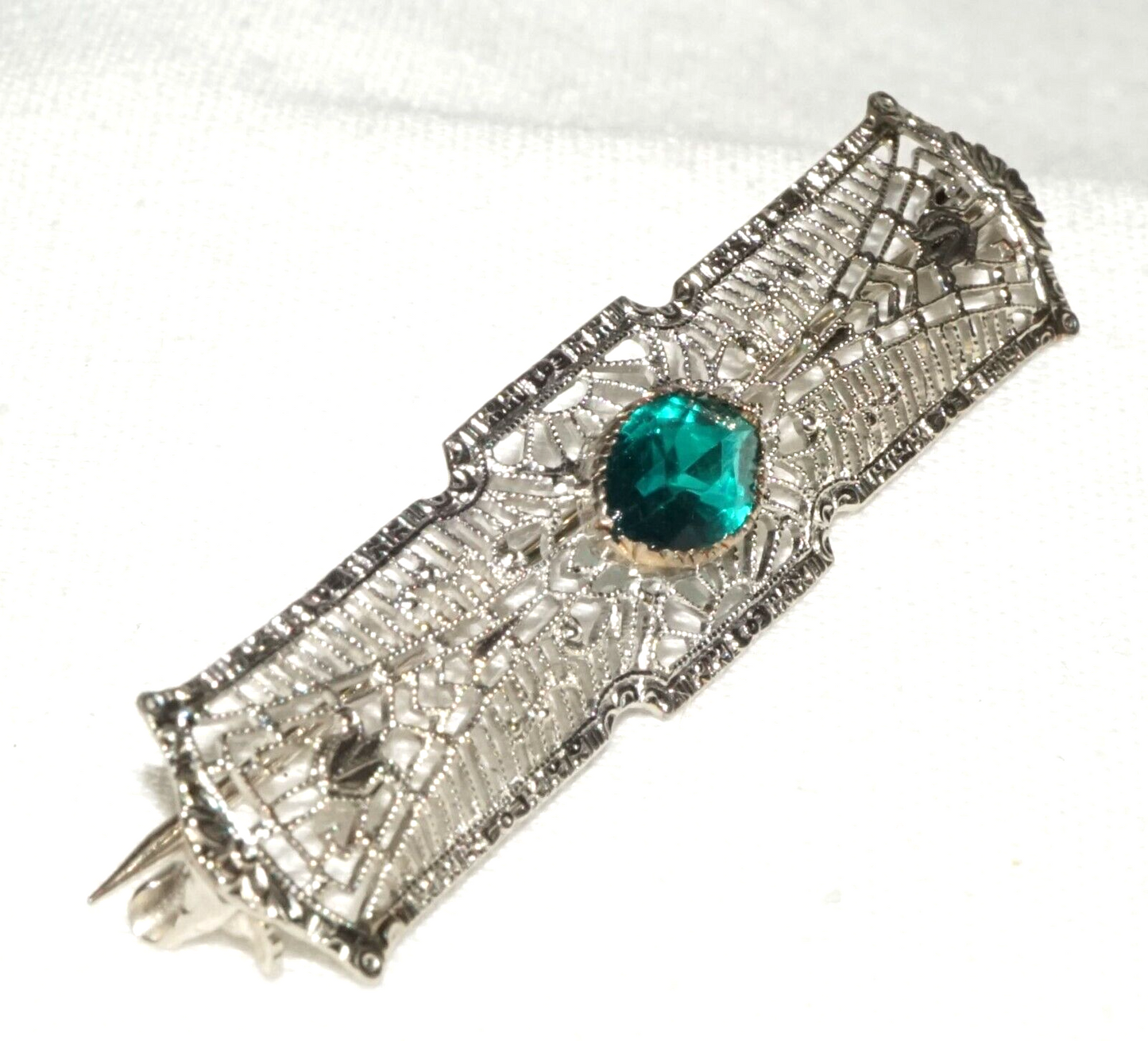 Art Deco 14k White Gold Filigree Bar Pin w. 1x Emerald Accent (KoS) L20