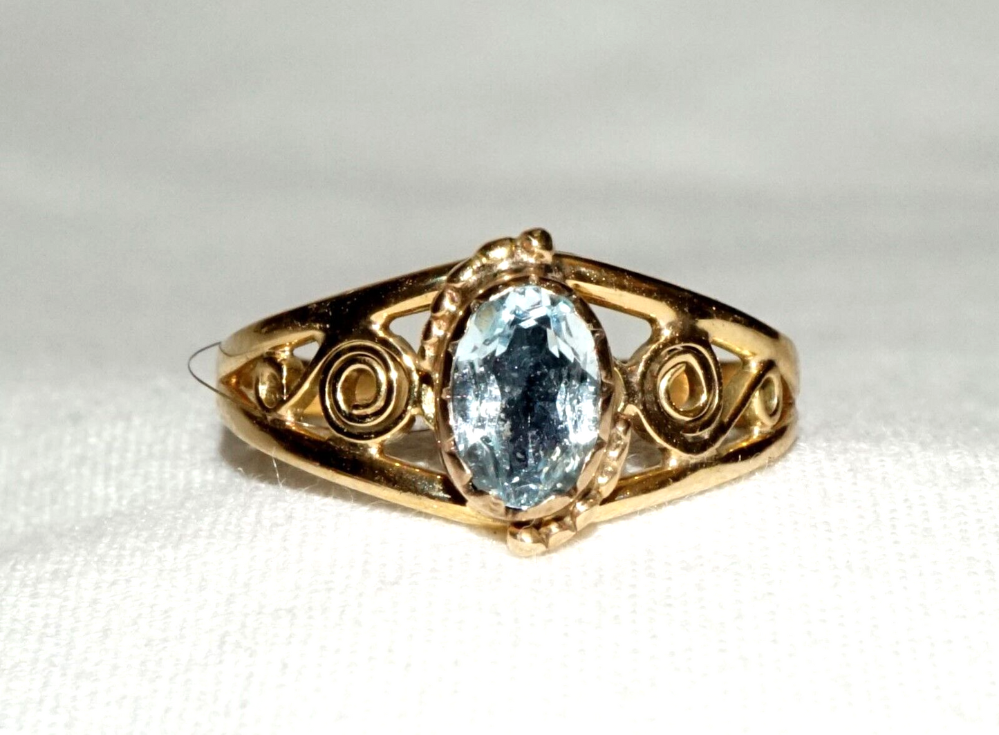 Vintage 14k Yellow Gold Filigree Ring Sz. 5.75 Bezel set w. 1x Aquamarine (CoM)