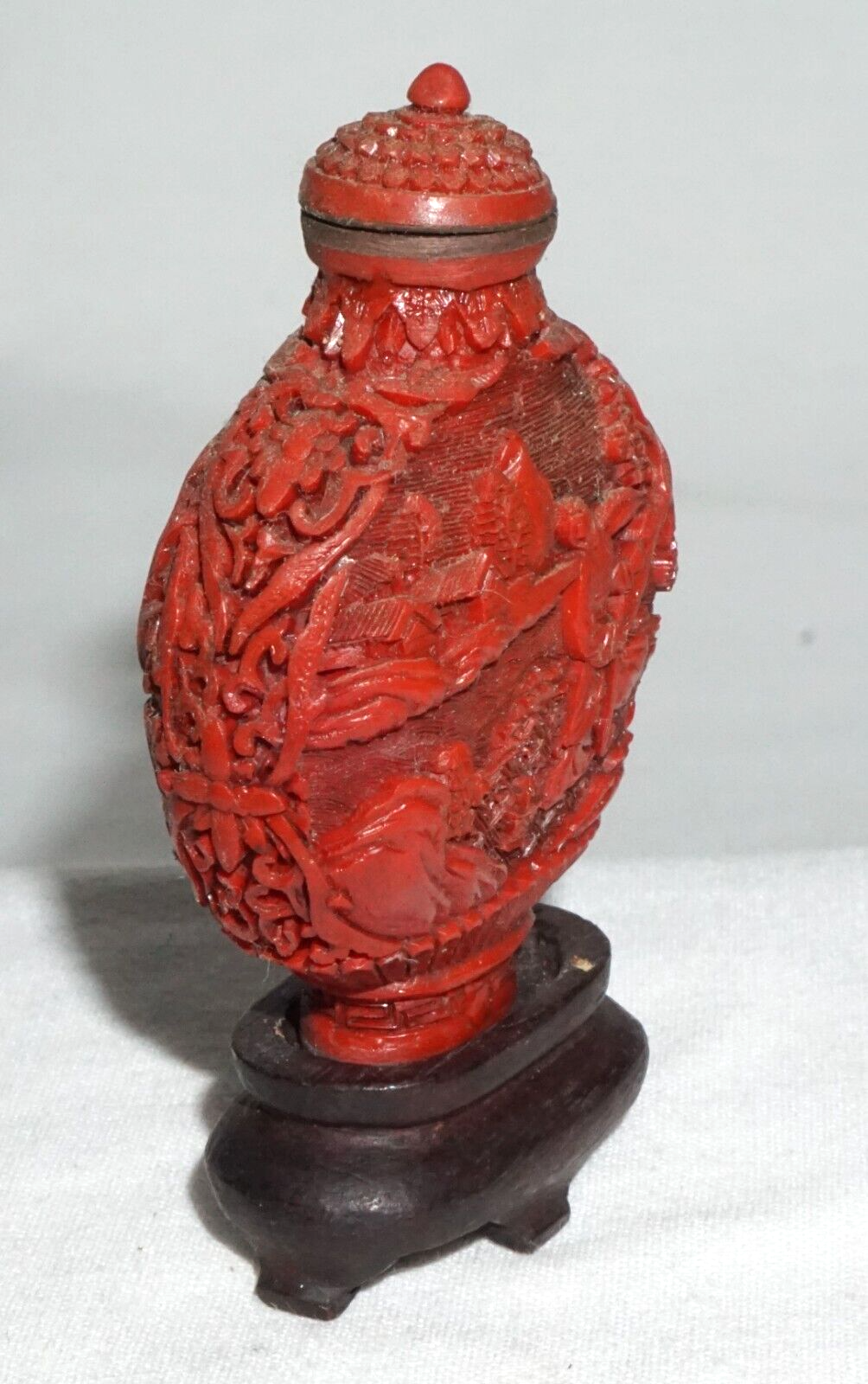 Vtg Chinese Cinnabar Style Snuff Bottle w Molded Figure Motif Reign (LLA) IC