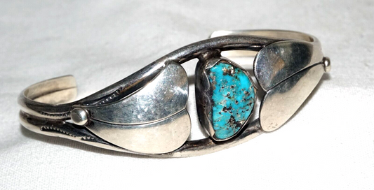 Vintage S.W. Silver Leaf Motif Cuff Bracelet w. 1x Turquoise Accents (KoS) L8