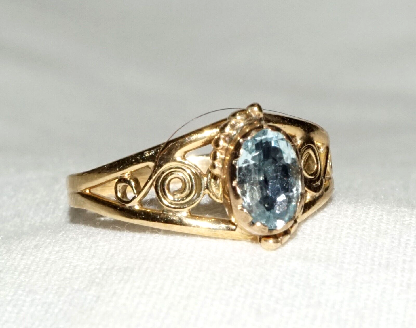 Vintage 14k Yellow Gold Filigree Ring Sz. 5.75 Bezel set w. 1x Aquamarine (CoM)