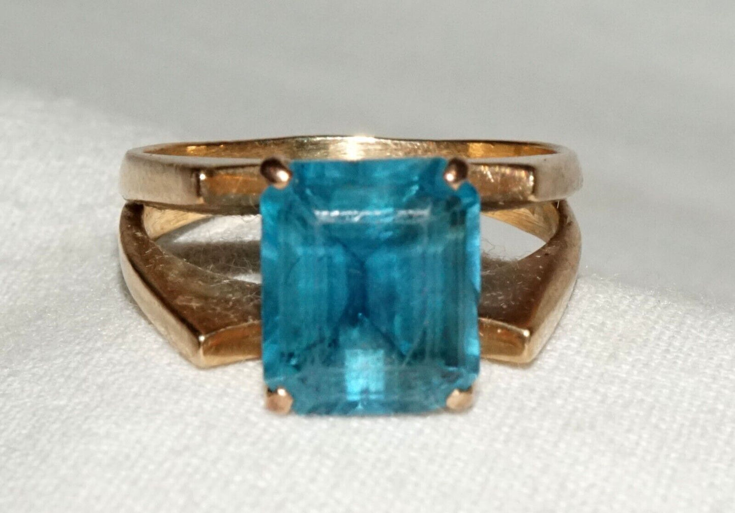 Vintage 14k Yellow Gold Ring Sz.7 set w. 1x Blue Topaz Accent (GoB) #13d