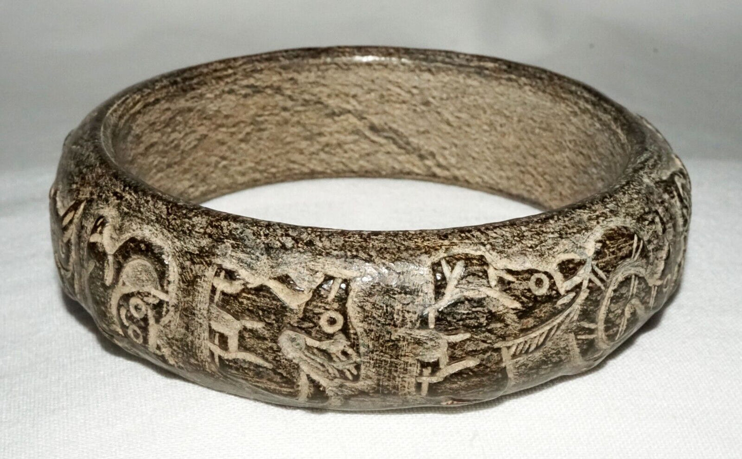 Vtg. Chinese Steatite Archaistic Relief Animal Carved Bangle Bracelet (LeS) B44