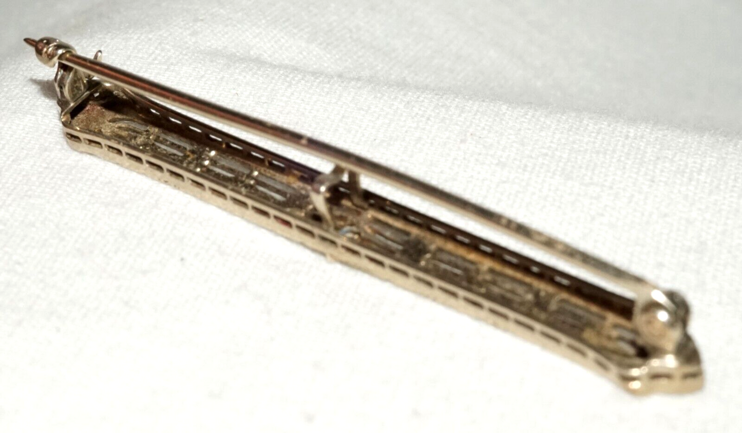 Art Deco 14k W. Gold Filigree Bar Pin w. 1x Pale Blue Topaz Accent (KoS) L20