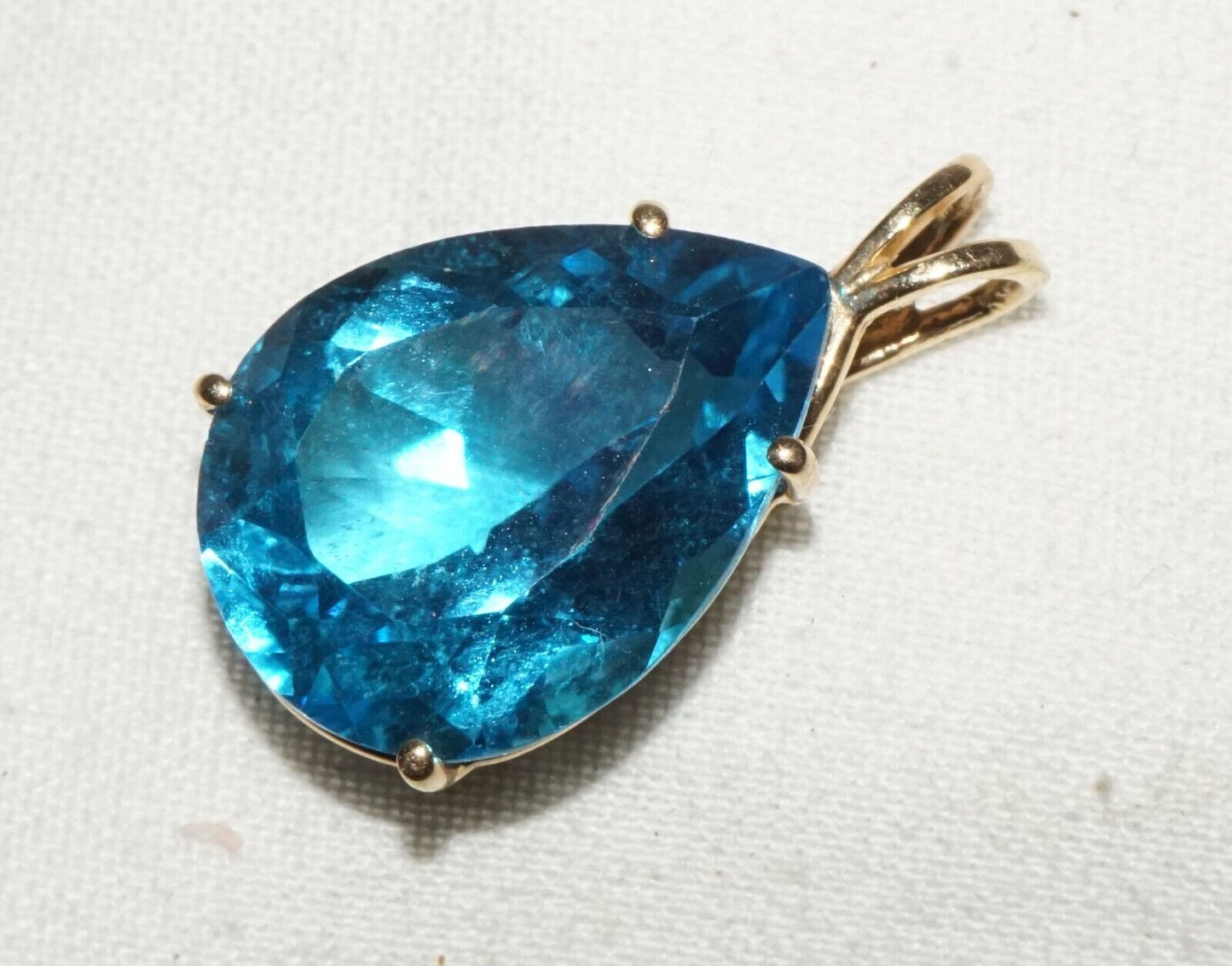 Vintage 14k Yellow Gold Pendant set w. Pear Shaped Blue Topaz Accent (TuD)