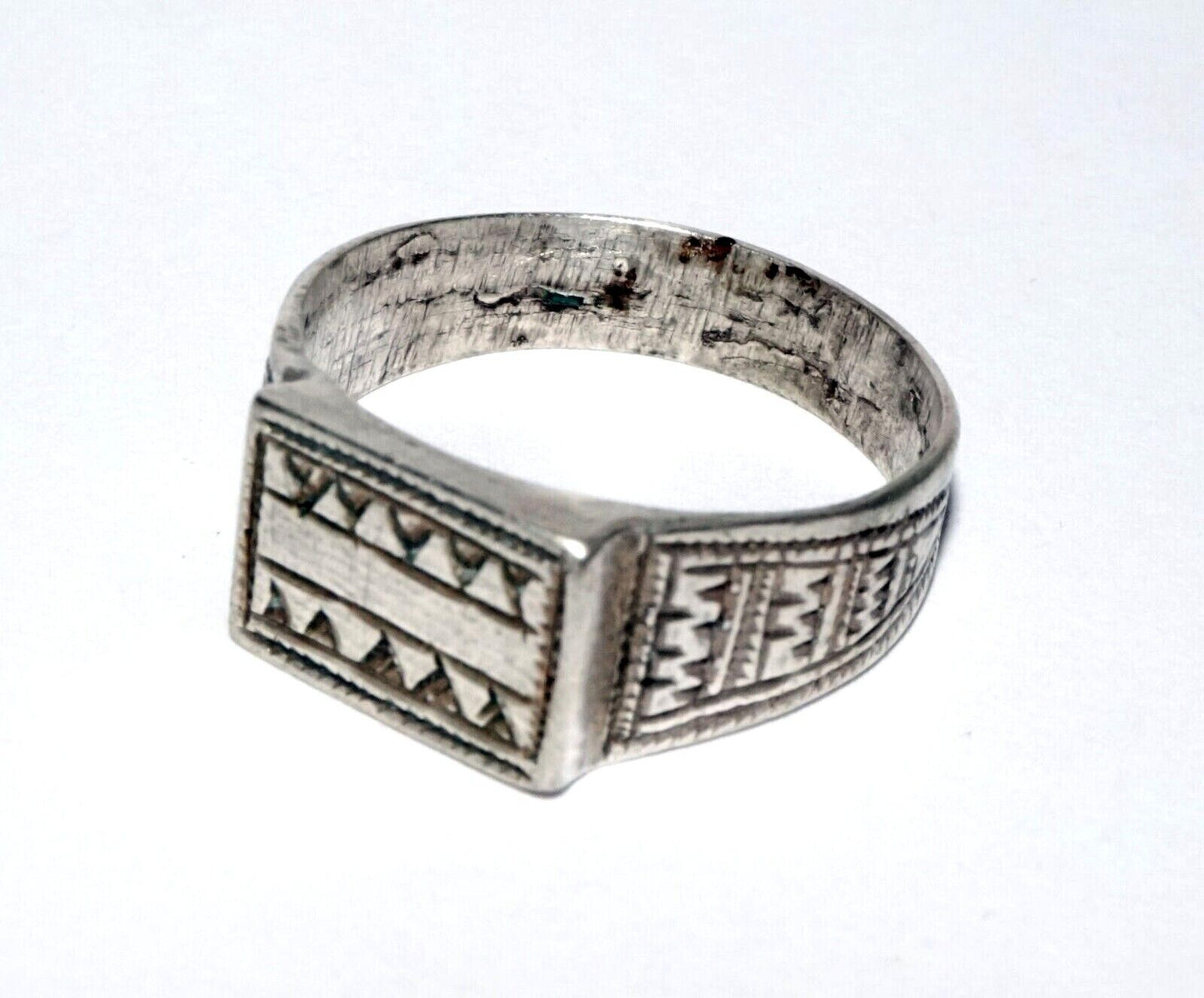 Vintage Tribal Style Silver Alloy Ring Sz. 7 w. Curvilinear Designs (LeL)