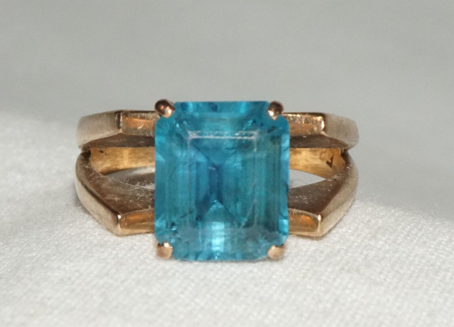 Vintage 14k Yellow Gold Ring Sz.7 set w. 1x Blue Topaz Accent (GoB) #13d