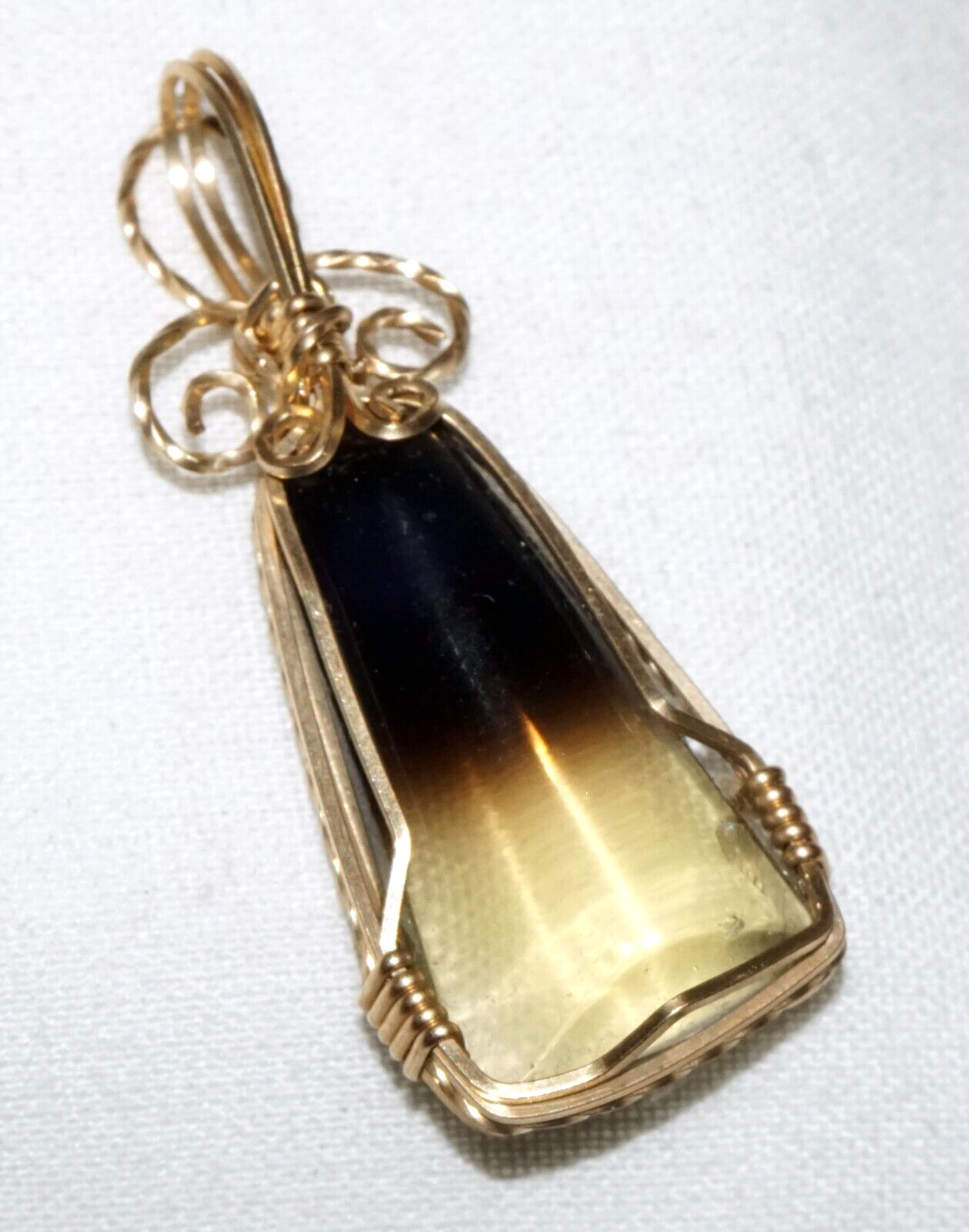 Vintage 14k Yellow Gold Wire Design Pendant set w. Two Tone Tourmaline (PiC)