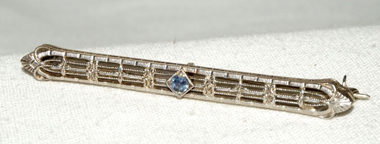 Art Deco 14k W. Gold Filigree Bar Pin w. 1x Pale Blue Topaz Accent (KoS) L20