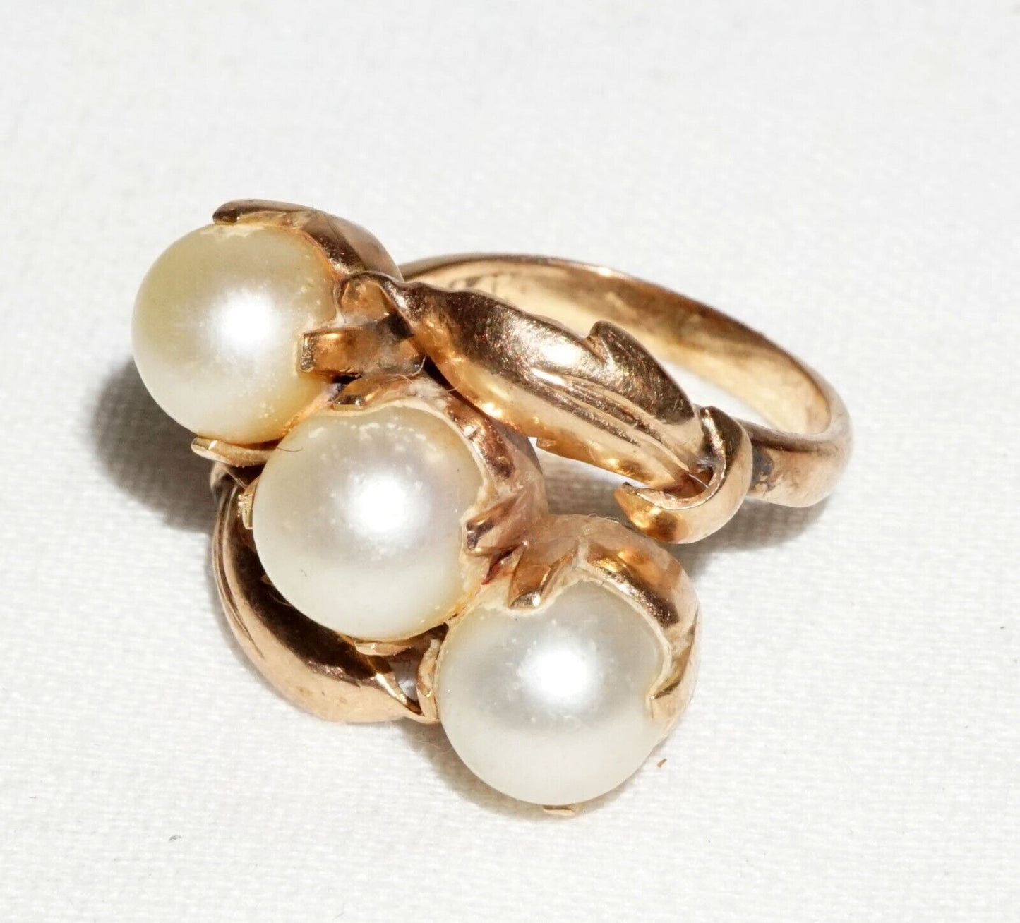 Vintage 14k Yellow Gold Leaf Motif Ring Sz.3.5 set w. 3x Pearl Accents (---)