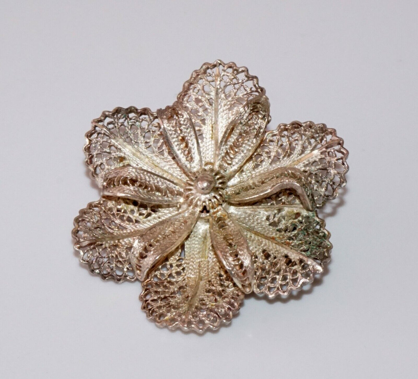 Vintage Unmarked Silver Filigree Flower Petal Motif Brooch Pin (***)