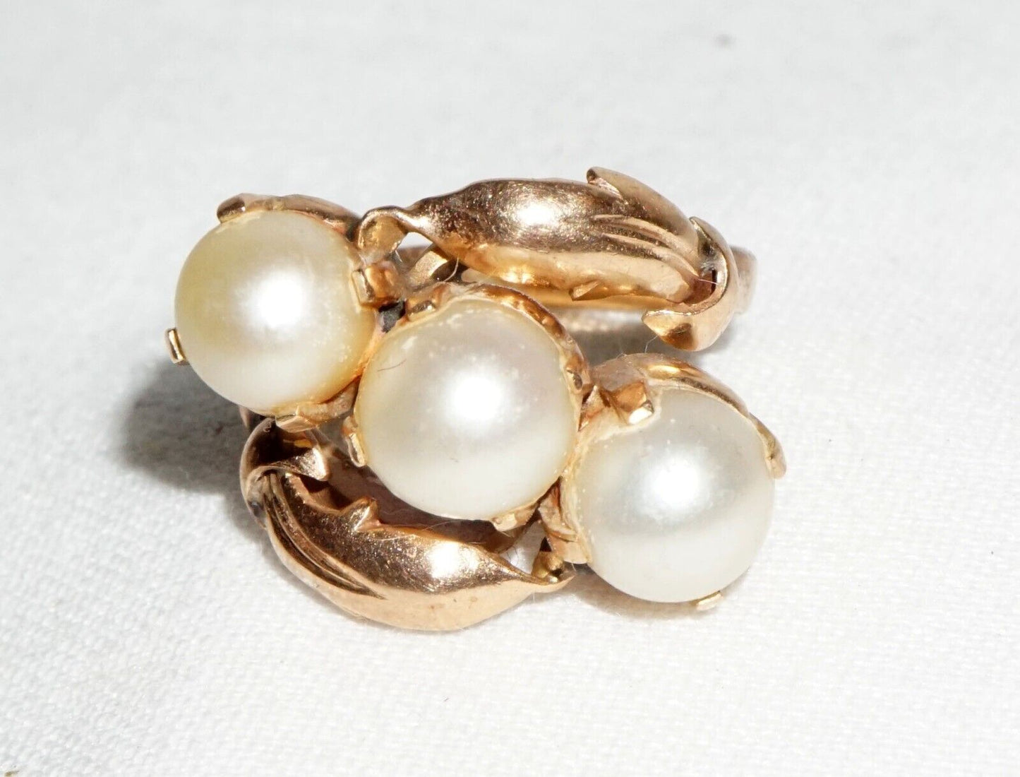 Vintage 14k Yellow Gold Leaf Motif Ring Sz.3.5 set w. 3x Pearl Accents (---)