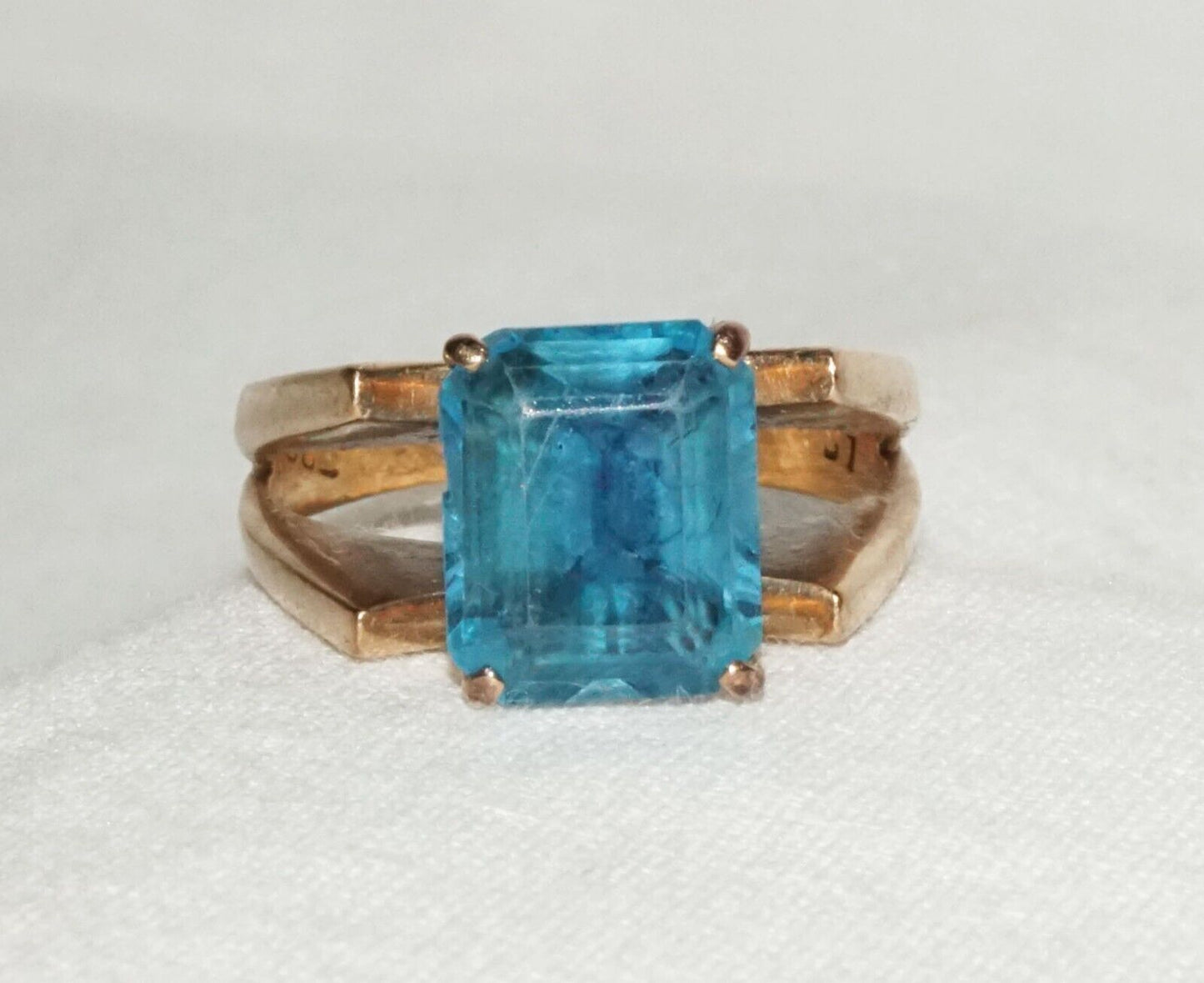 Vintage 14k Yellow Gold Ring Sz.7 set w. 1x Blue Topaz Accent (GoB) #13d