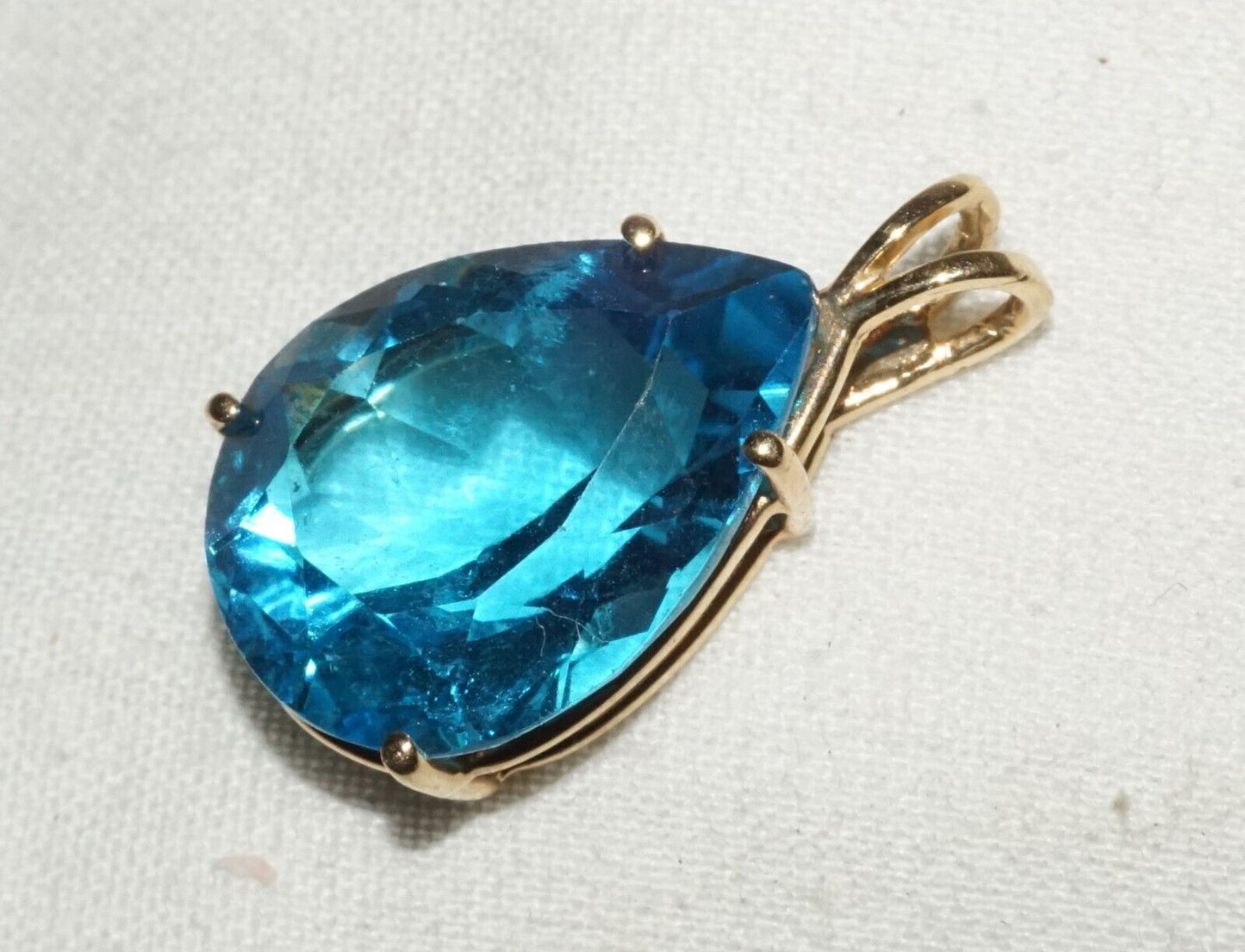 Vintage 14k Yellow Gold Pendant set w. Pear Shaped Blue Topaz Accent (TuD)