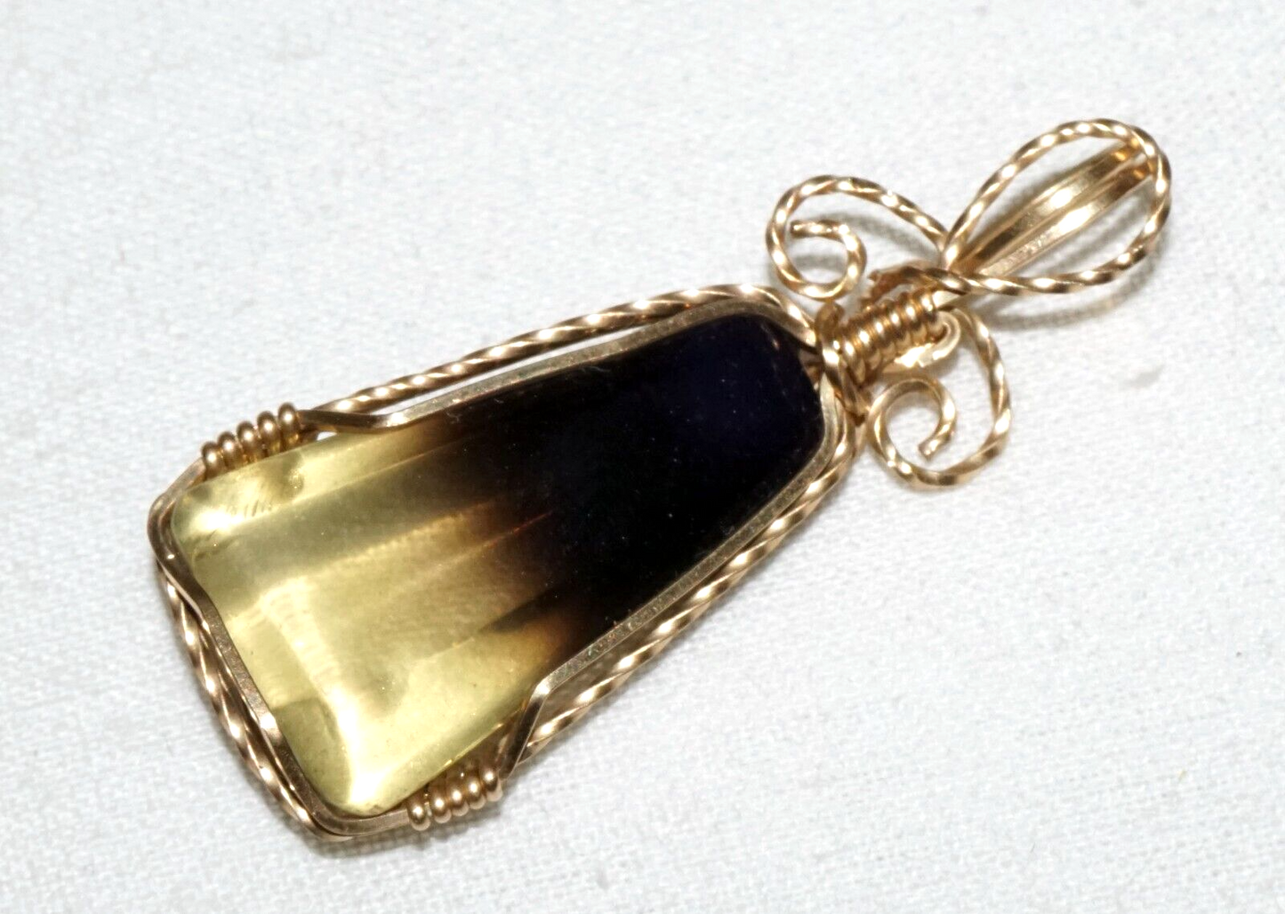 Vintage 14k Yellow Gold Wire Design Pendant set w. Two Tone Tourmaline (PiC)