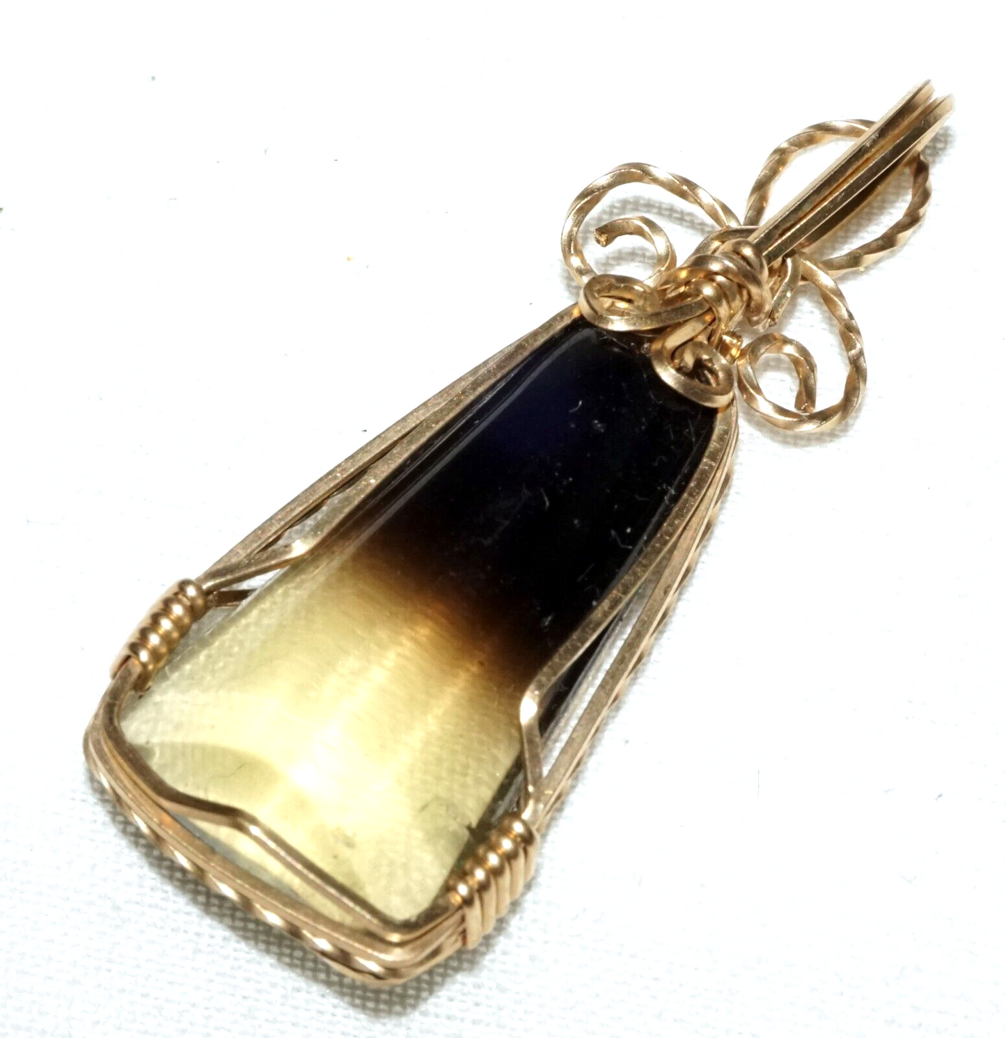 Vintage 14k Yellow Gold Wire Design Pendant set w. Two Tone Tourmaline (PiC)