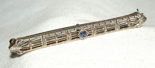 Art Deco 14k W. Gold Filigree Bar Pin w. 1x Pale Blue Topaz Accent (KoS) L20