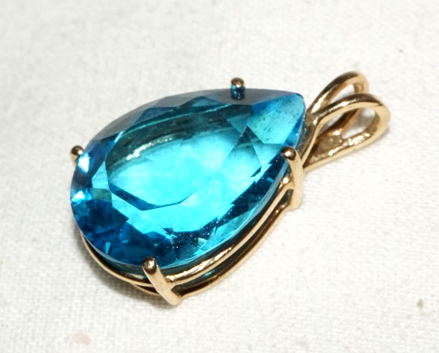 Vintage 14k Yellow Gold Pendant set w. Pear Shaped Blue Topaz Accent (TuD)