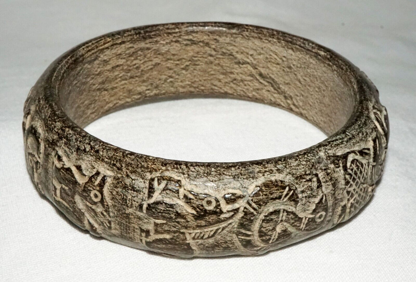 Vtg. Chinese Steatite Archaistic Relief Animal Carved Bangle Bracelet (LeS) B44