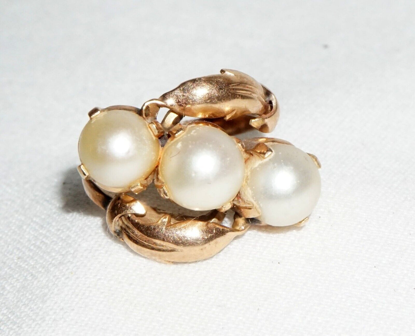 Vintage 14k Yellow Gold Leaf Motif Ring Sz.3.5 set w. 3x Pearl Accents (---)