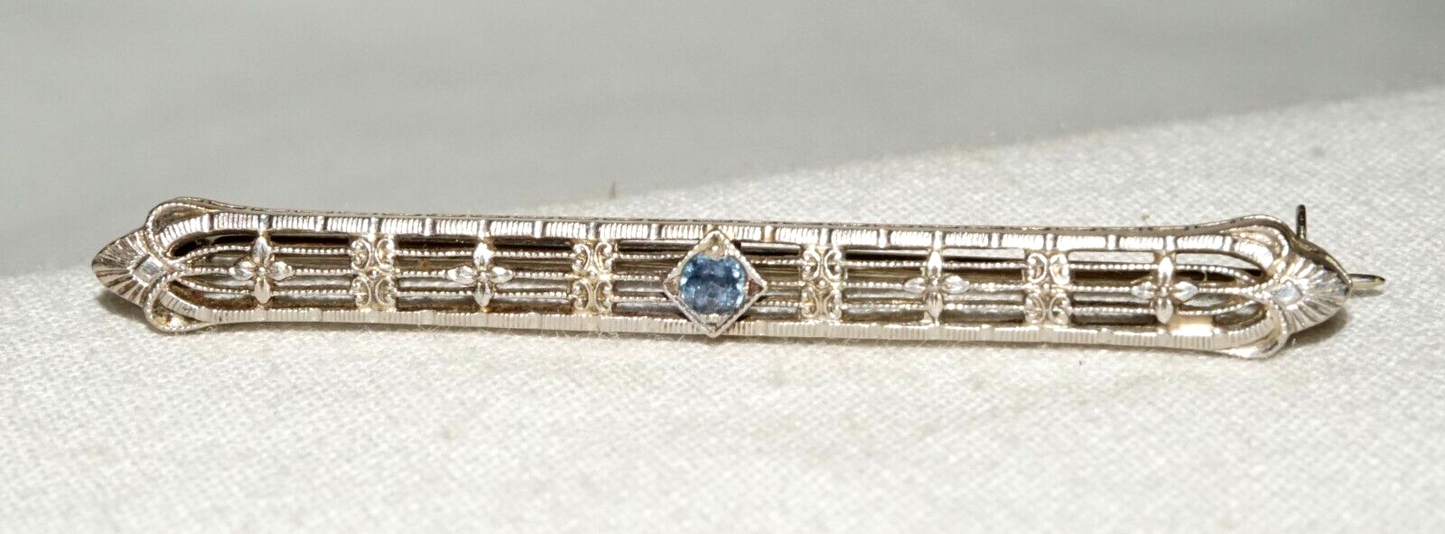 Art Deco 14k W. Gold Filigree Bar Pin w. 1x Pale Blue Topaz Accent (KoS) L20