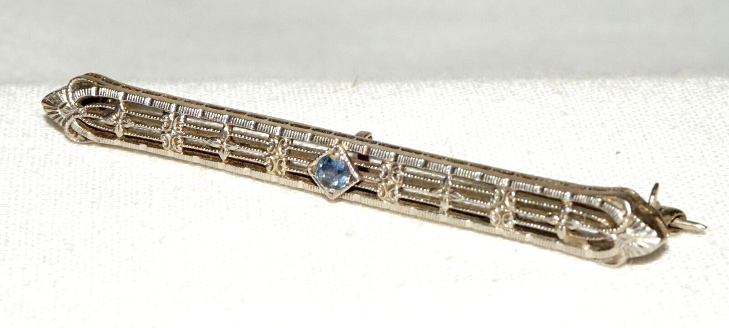 Art Deco 14k W. Gold Filigree Bar Pin w. 1x Pale Blue Topaz Accent (KoS) L20