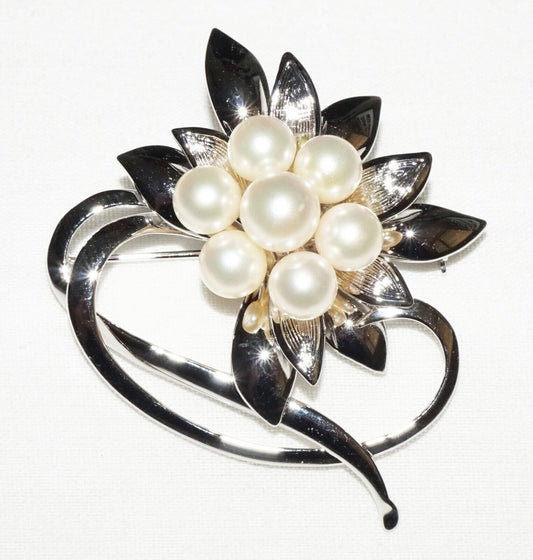 Japanese Modernist Silver Brooch w. Flower Motif set w. 7x Pearl Accents (OdC)