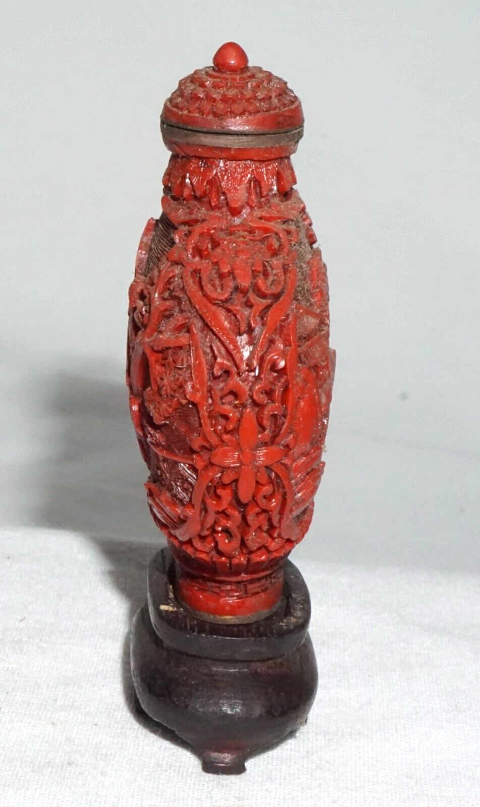 Vtg Chinese Cinnabar Style Snuff Bottle w Molded Figure Motif Reign (LLA) IC