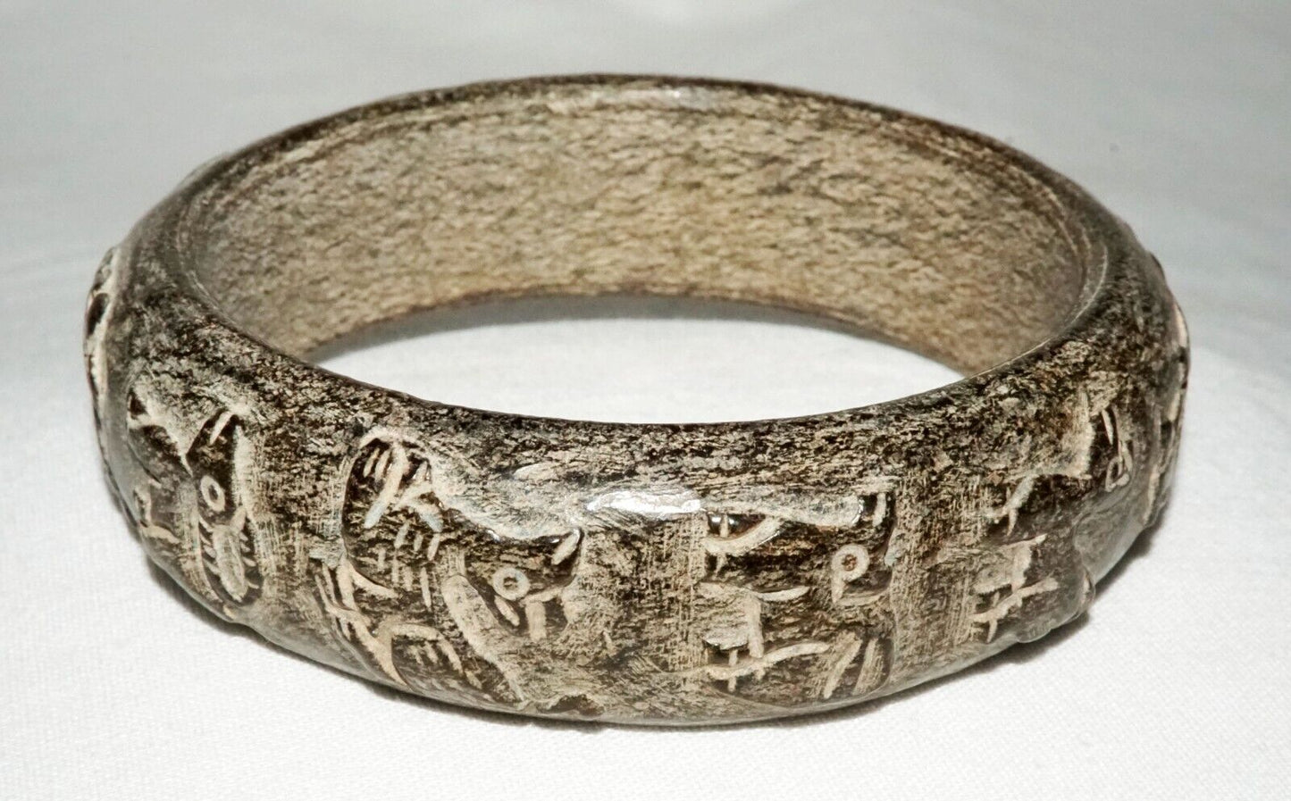 Vtg. Chinese Steatite Archaistic Relief Animal Carved Bangle Bracelet (LeS) B44