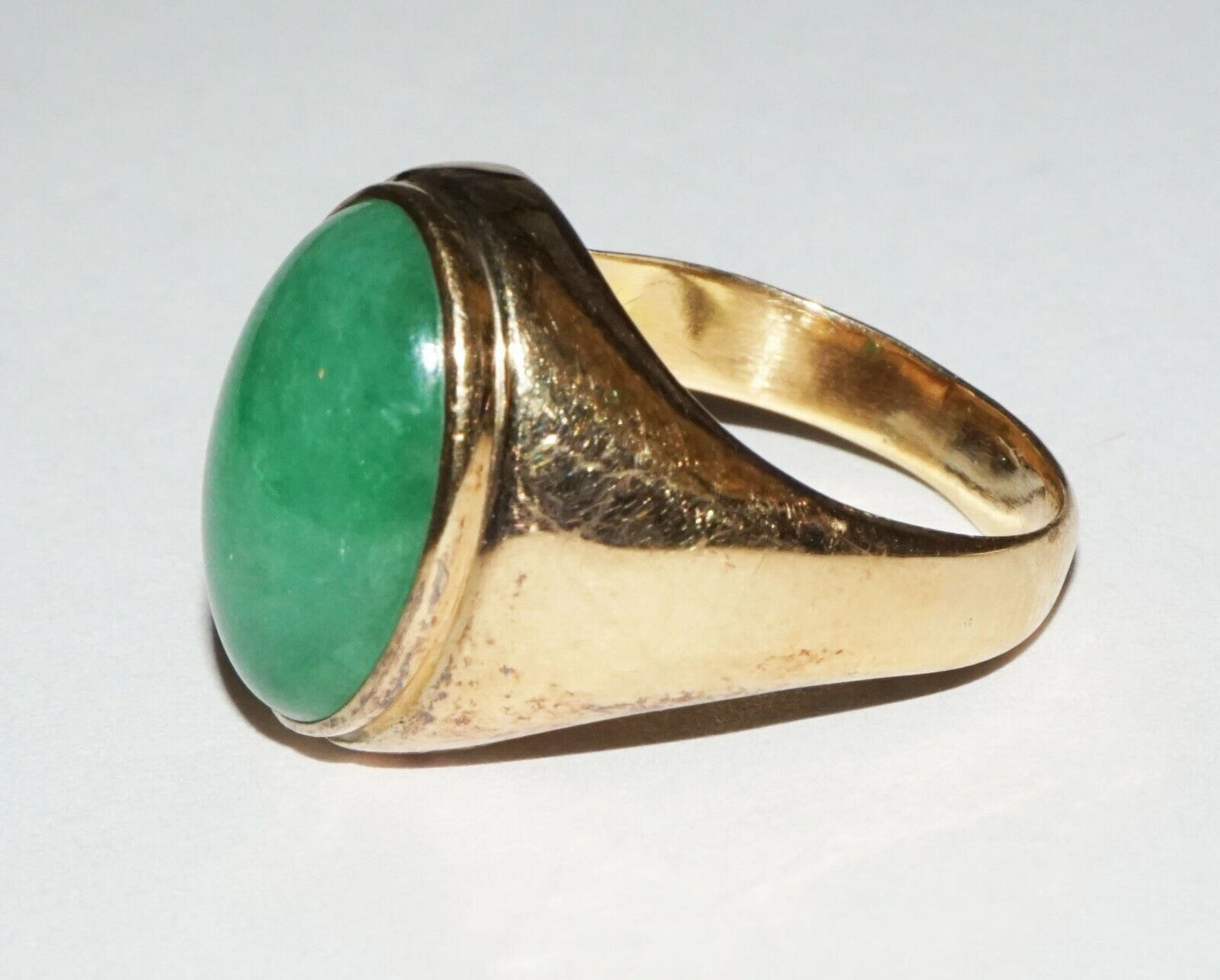 Vintage Chinese Yellow Gold Ring Sz.9 w. Attractive Green Jadeite Jade (TaL)