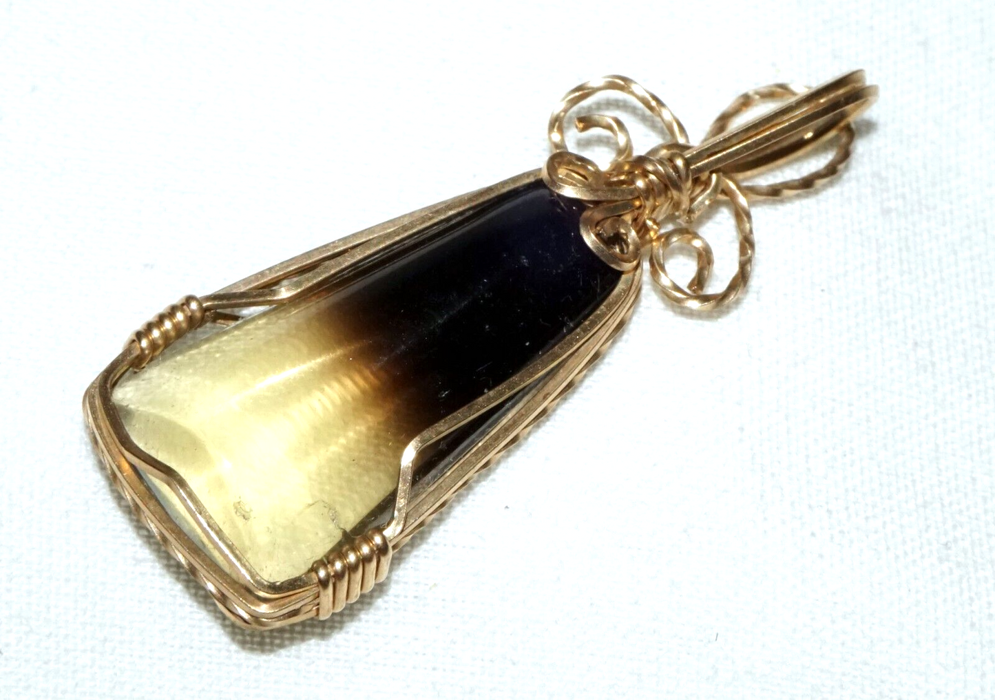 Vintage 14k Yellow Gold Wire Design Pendant set w. Two Tone Tourmaline (PiC)