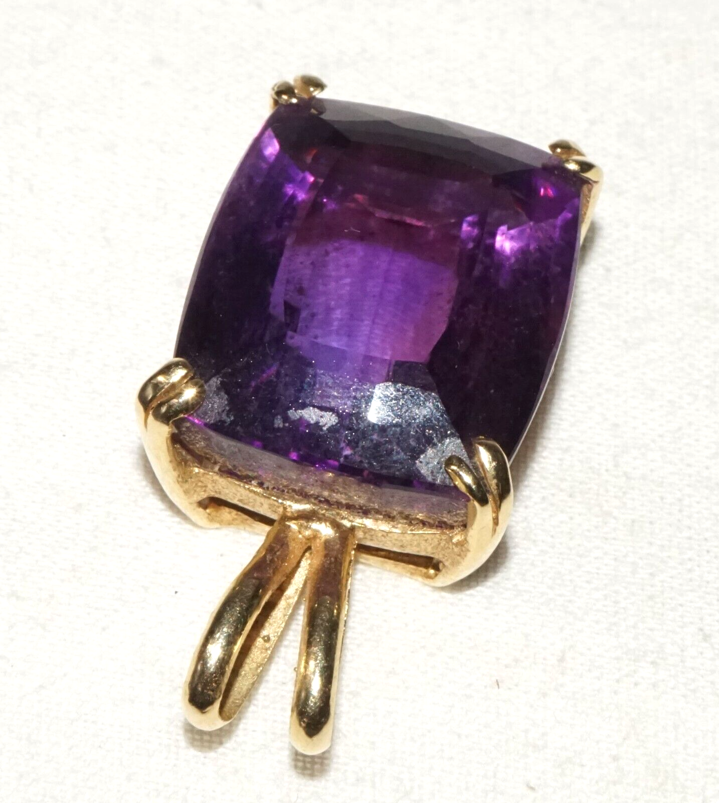 Vintage 14k Yellow Pendant set w. 1x Large Amethyst Gemstone (GoB)#18c