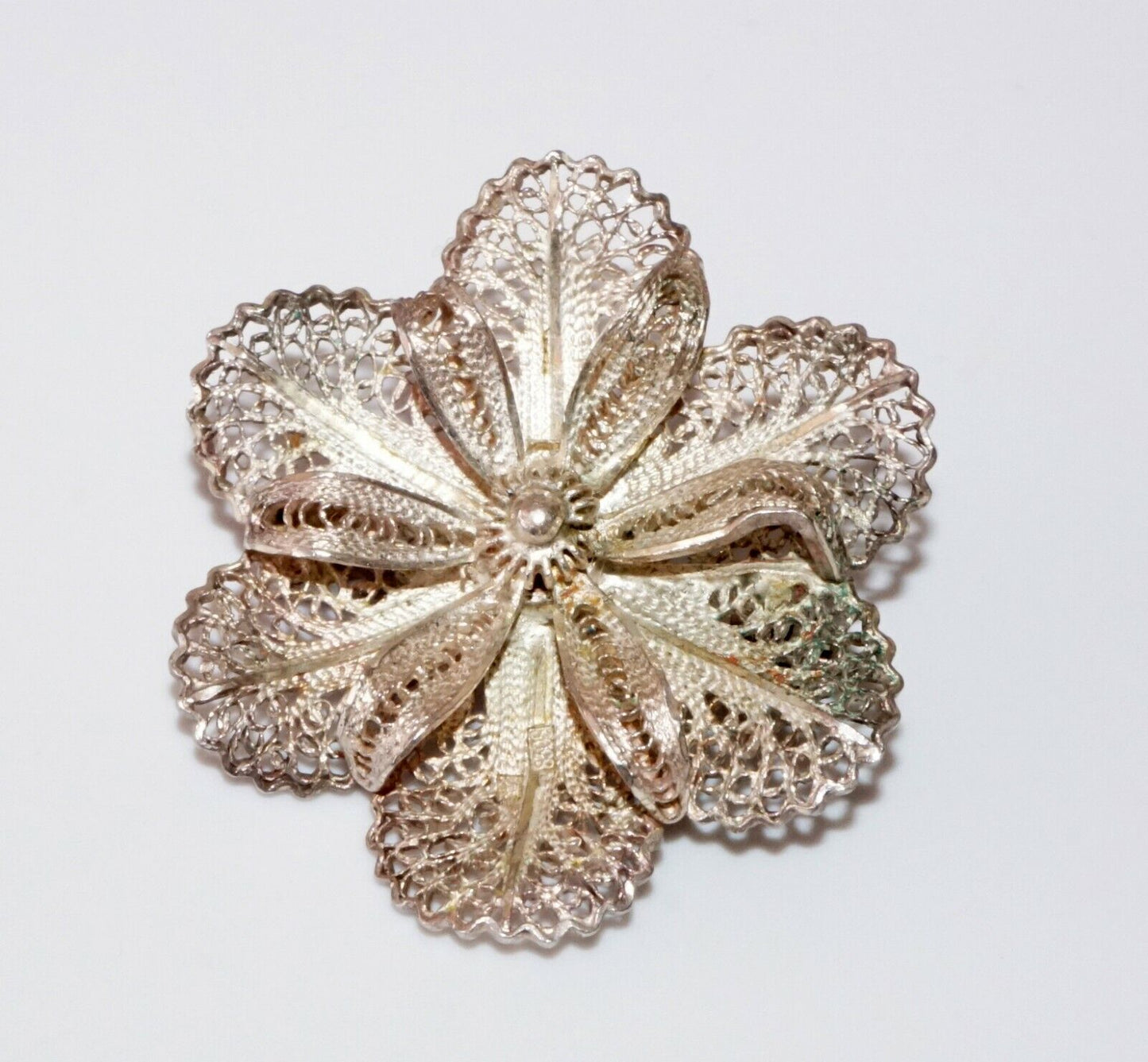 Vintage Unmarked Silver Filigree Flower Petal Motif Brooch Pin (***)