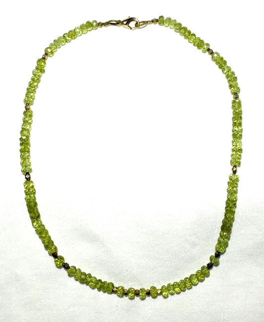 Vintage Faceted Green Peridot and Gold Tone Bead Necklace 15.5" (KiL)13