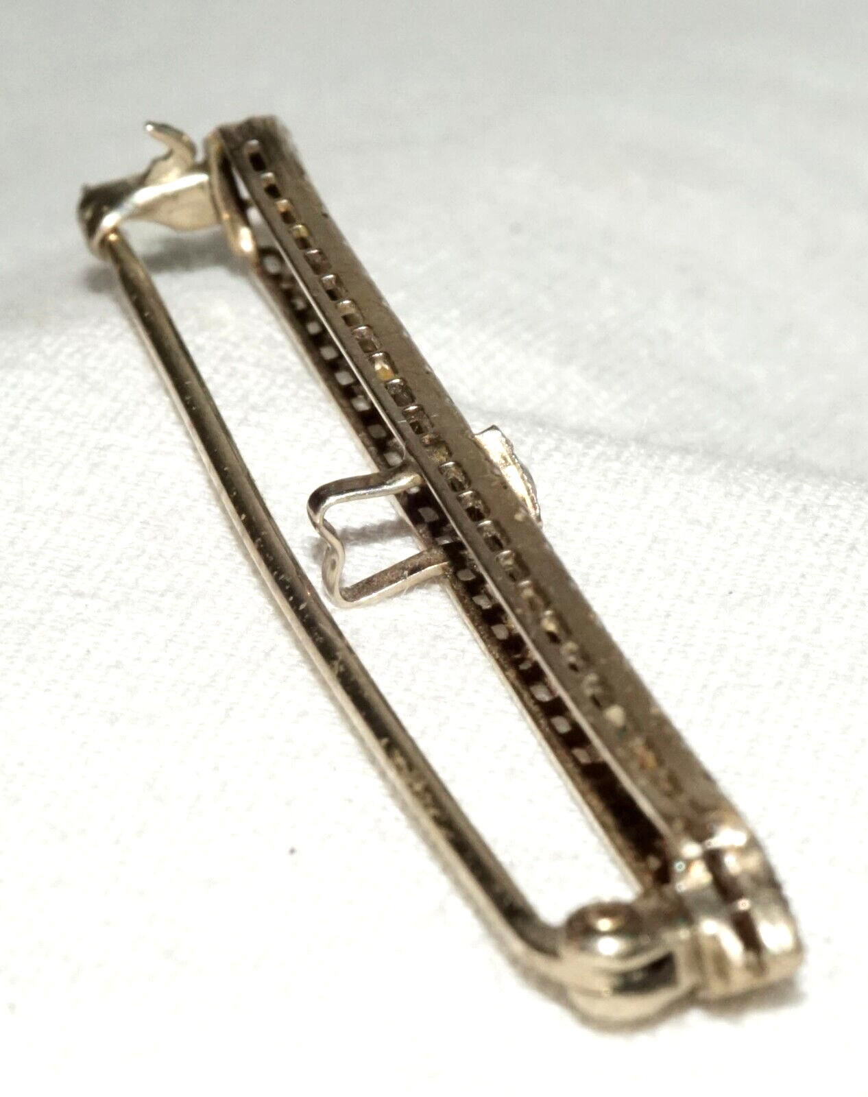 Art Deco 14k W. Gold Filigree Bar Pin w. 1x Pale Blue Topaz Accent (KoS) L20