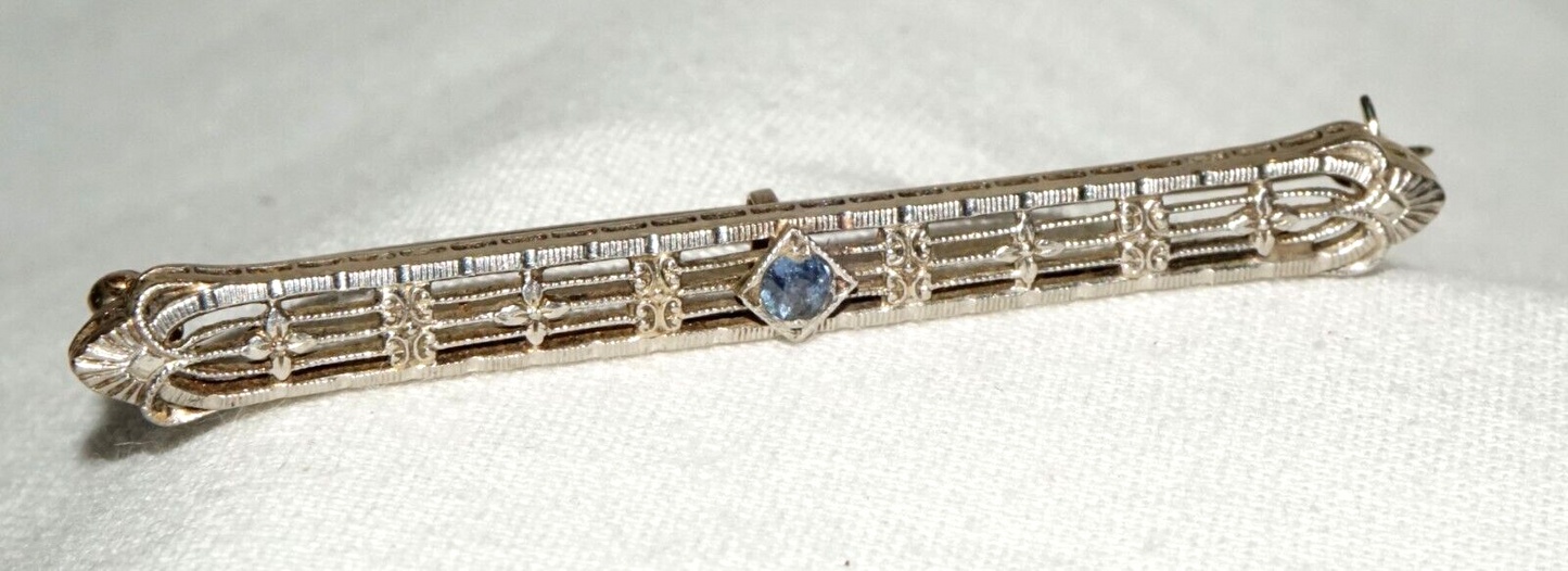 Art Deco 14k W. Gold Filigree Bar Pin w. 1x Pale Blue Topaz Accent (KoS) L20