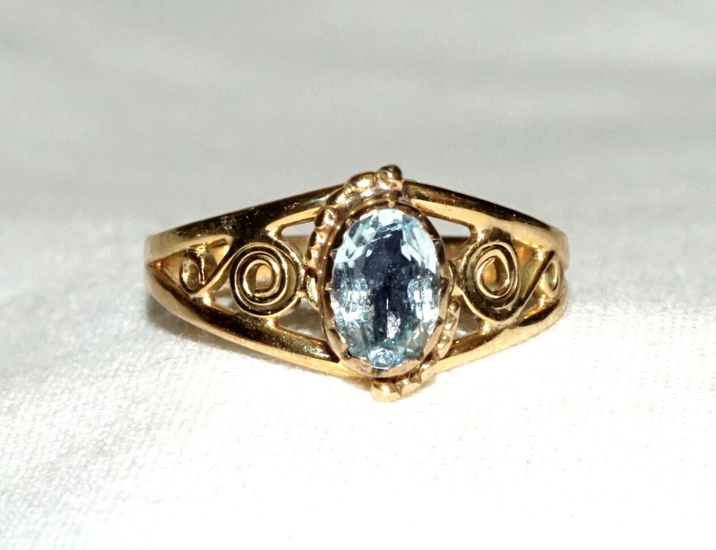 Vintage 14k Yellow Gold Filigree Ring Sz. 5.75 Bezel set w. 1x Aquamarine (CoM)