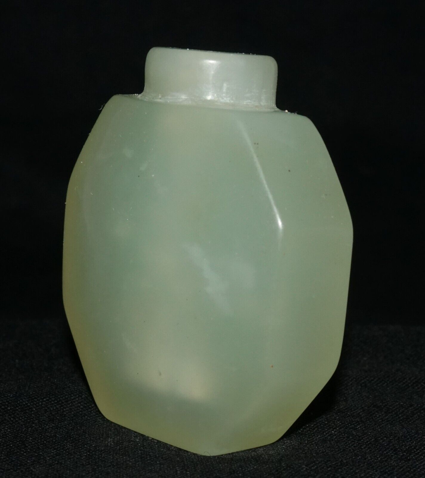 Vintage Chinese Semi Translucent Green Soapstone Carved Snuff Bottle (LeS) G17