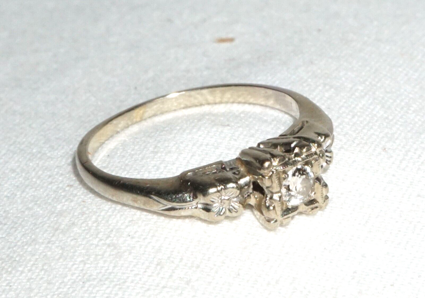 Vintage 14k White Gold Engagement Ring Sz.5.25 w. 1x Diamond Accent (BrM)L3