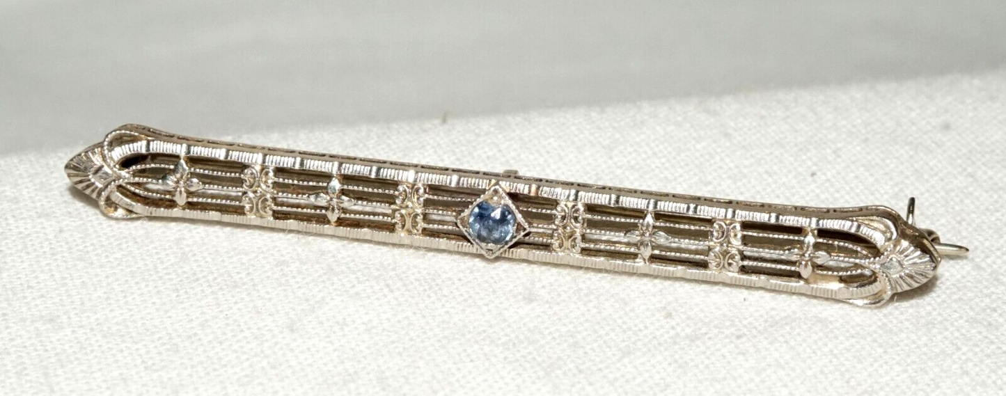 Art Deco 14k W. Gold Filigree Bar Pin w. 1x Pale Blue Topaz Accent (KoS) L20