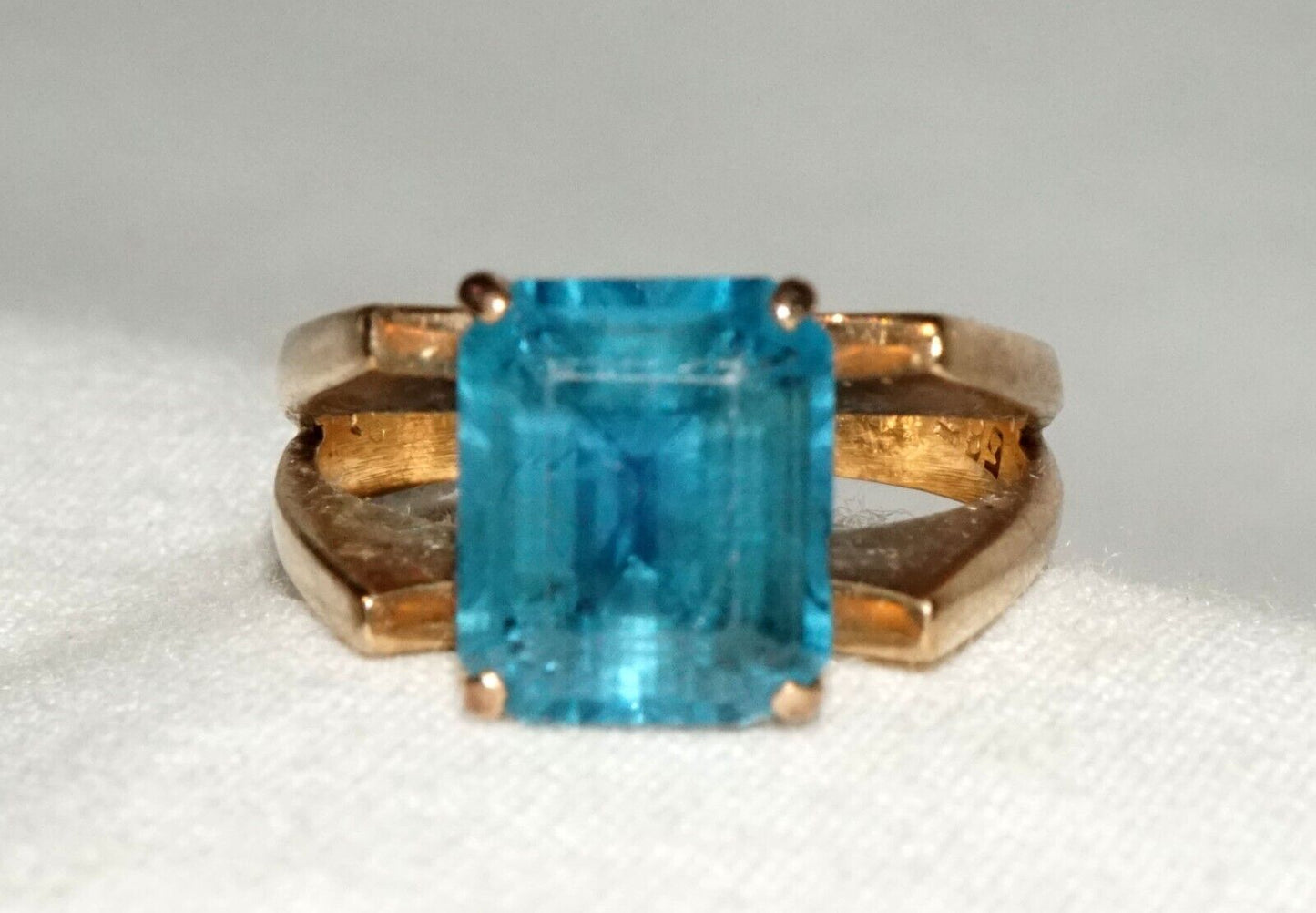 Vintage 14k Yellow Gold Ring Sz.7 set w. 1x Blue Topaz Accent (GoB) #13d