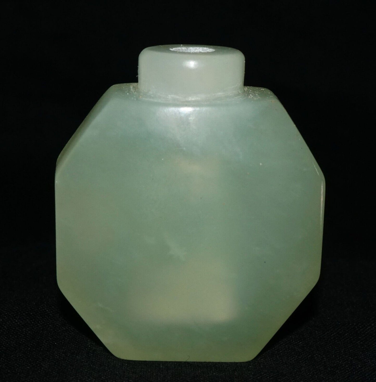 Vintage Chinese Semi Translucent Green Soapstone Carved Snuff Bottle (LeS) G17