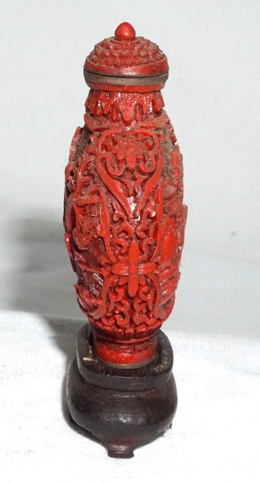 Vtg Chinese Cinnabar Style Snuff Bottle w Molded Figure Motif Reign (LLA) IC